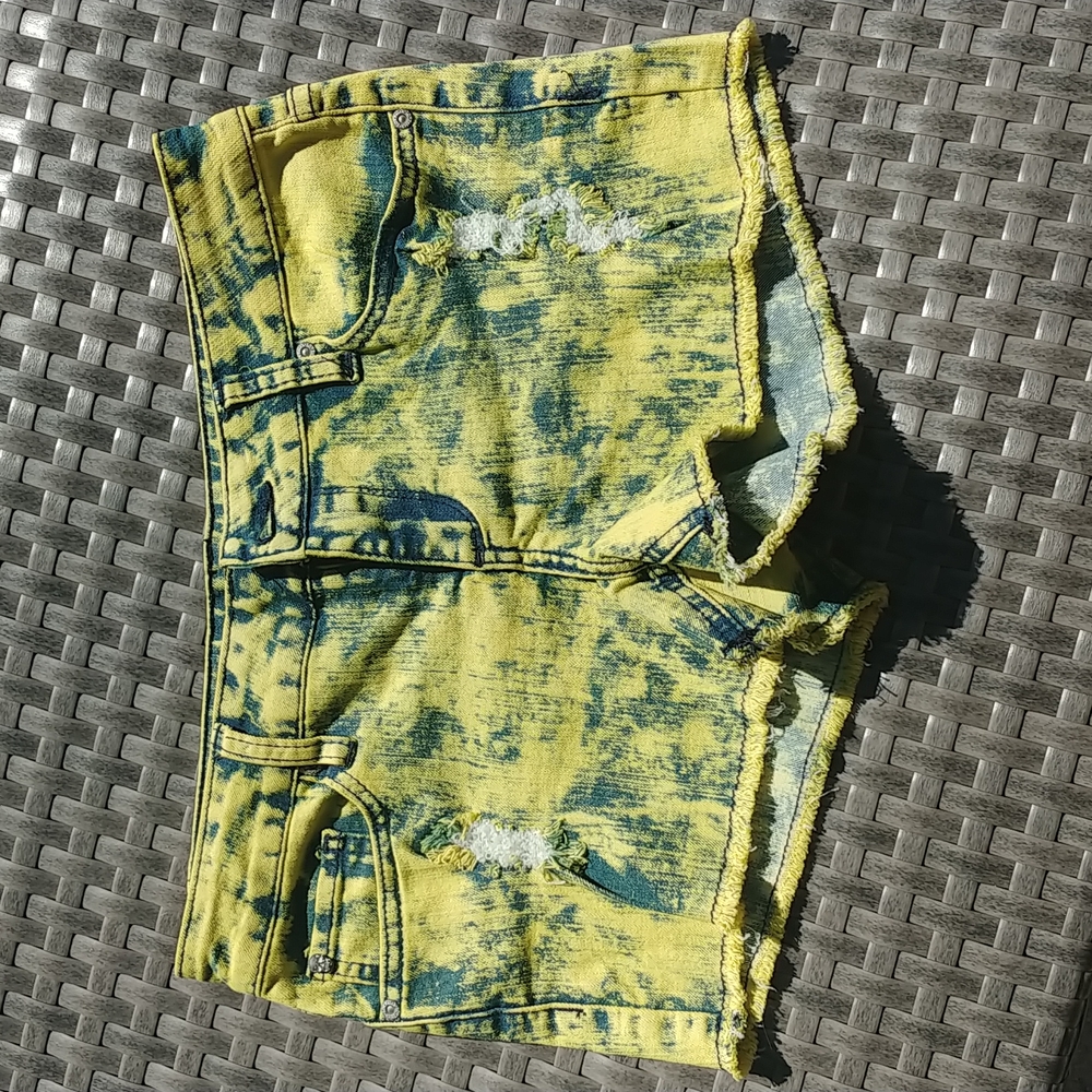 Stretchy yellow shorts